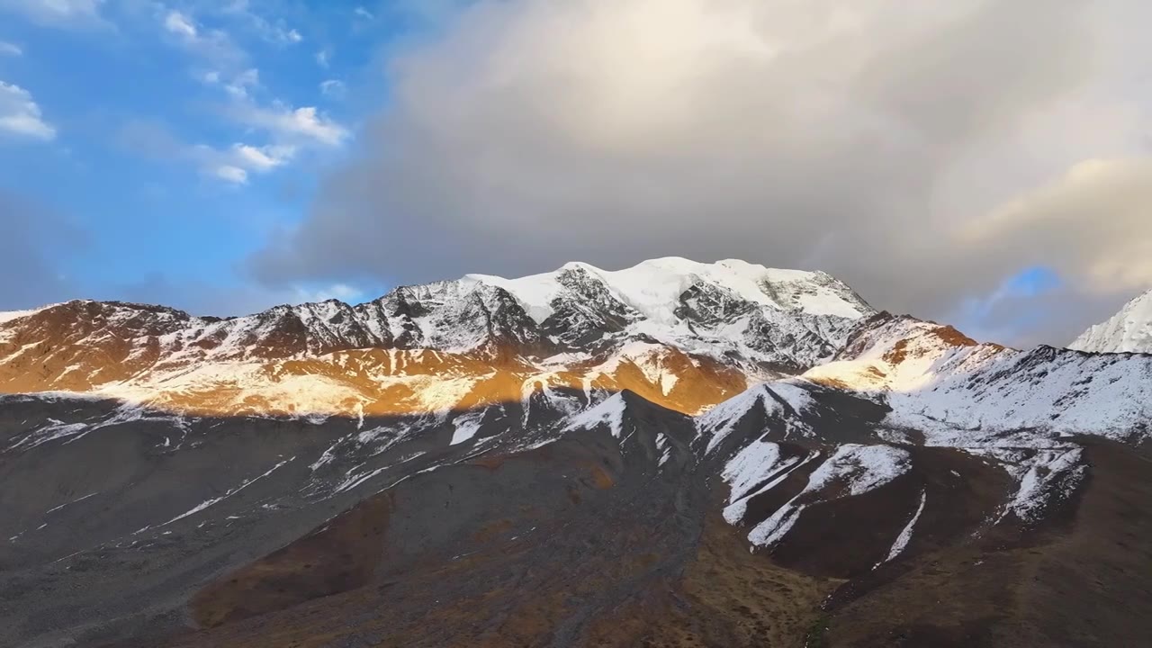 航拍川西横断山脉勒多曼因雪山日照金山风光视频素材