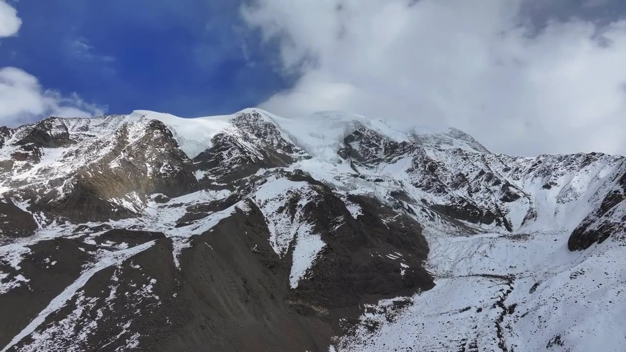 航拍川西横断山脉勒多曼因雪山群峰风光视频素材