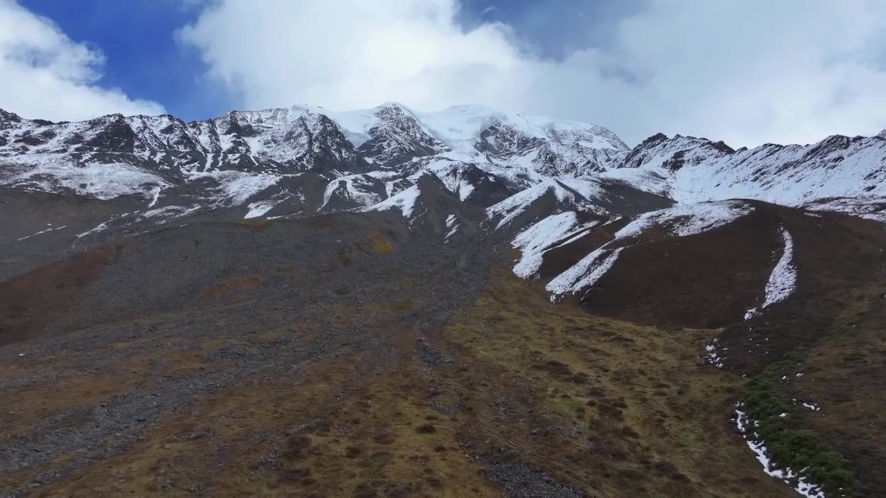 航拍川西横断山脉勒多曼因雪山群峰风光视频素材