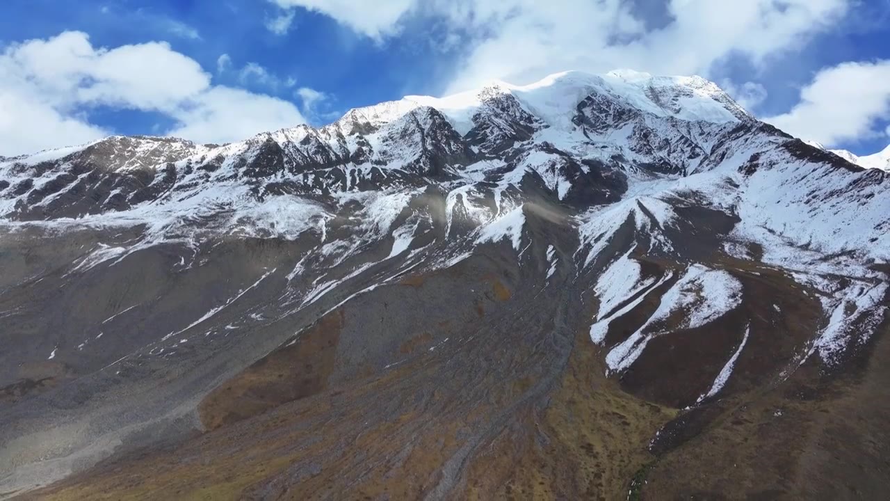 航拍四川甘孜横断山脉勒多曼因雪山秋色风光视频素材