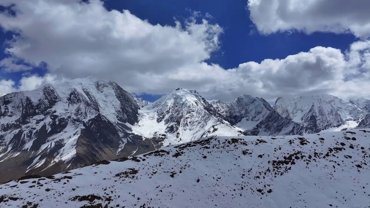 航拍四川甘孜贡嘎山区勒多曼因雪山群峰风光视频素材