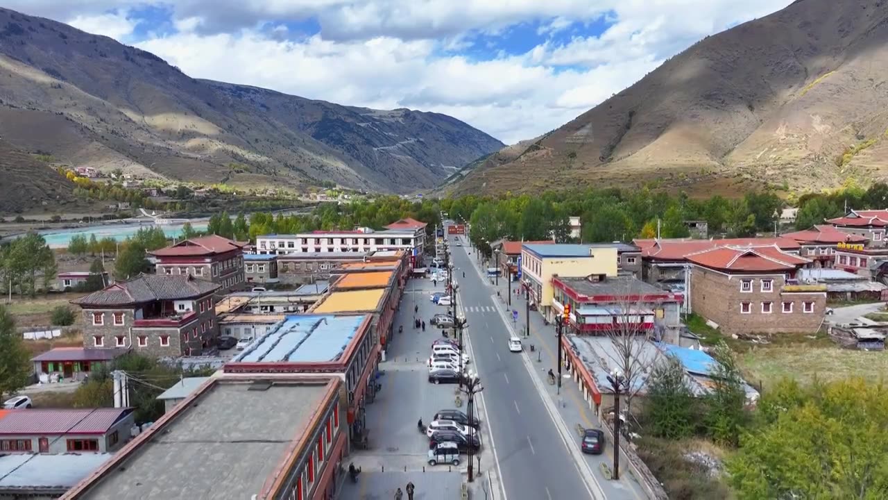 航拍川西新都桥甲根坝乡镇秋景风光视频素材