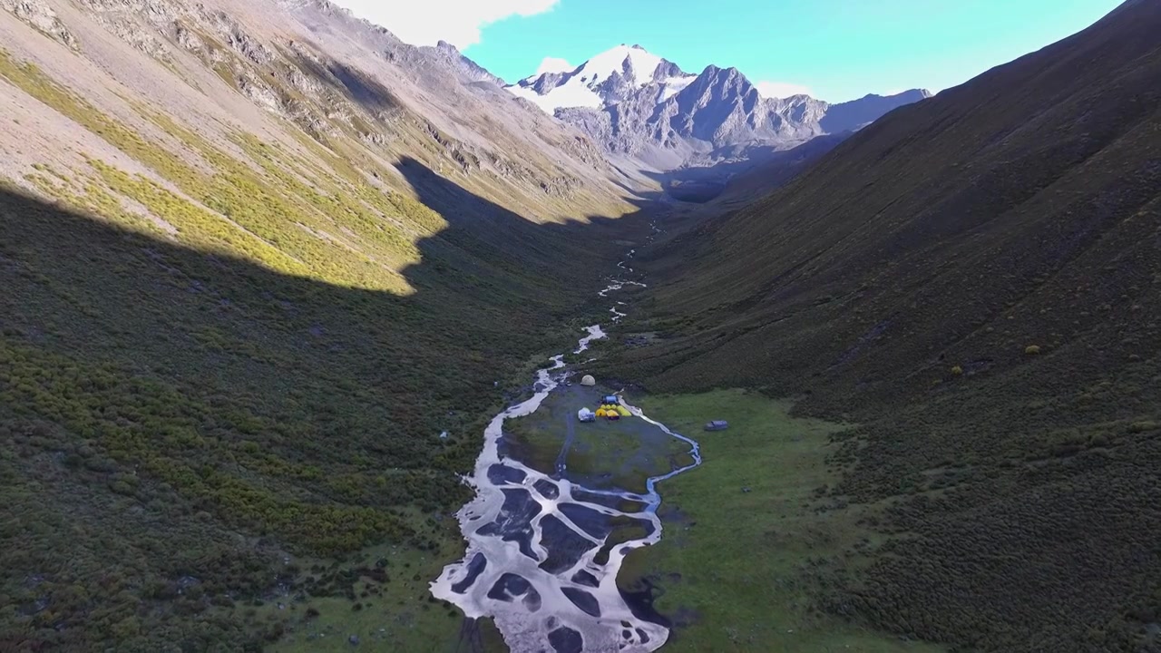 航拍四川甘孜乌库楚雪山融化的溪流视频素材