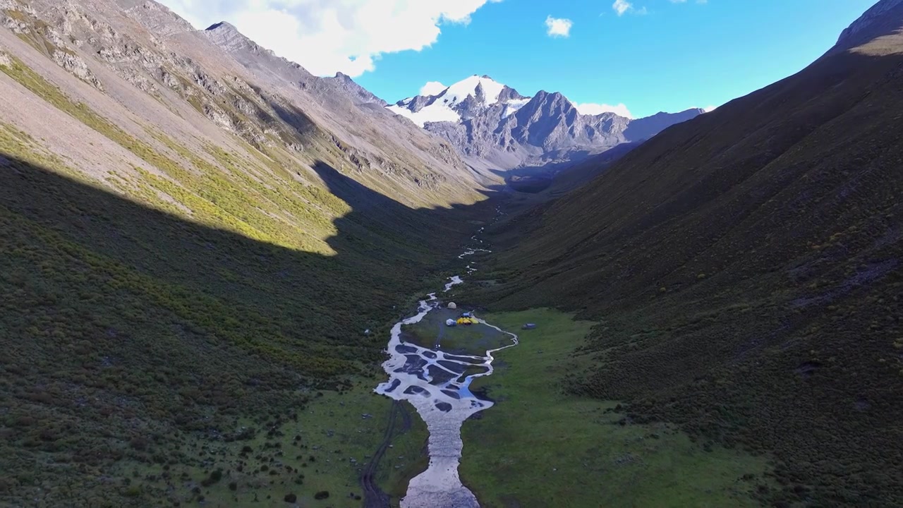 航拍四川甘孜乌库楚雪山融化的溪流视频素材