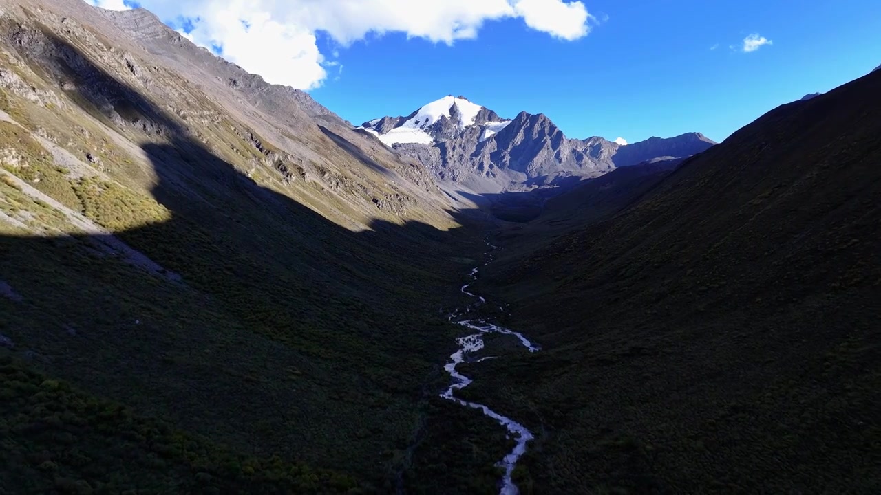 航拍四川甘孜乌库楚雪山融化的溪流视频素材