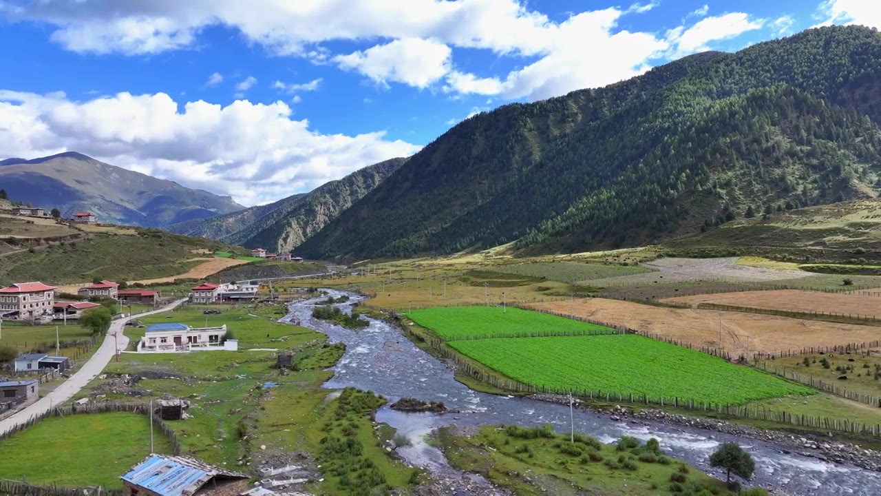 四川甘孜航拍贡嘎山乡上城子村田园风光视频素材