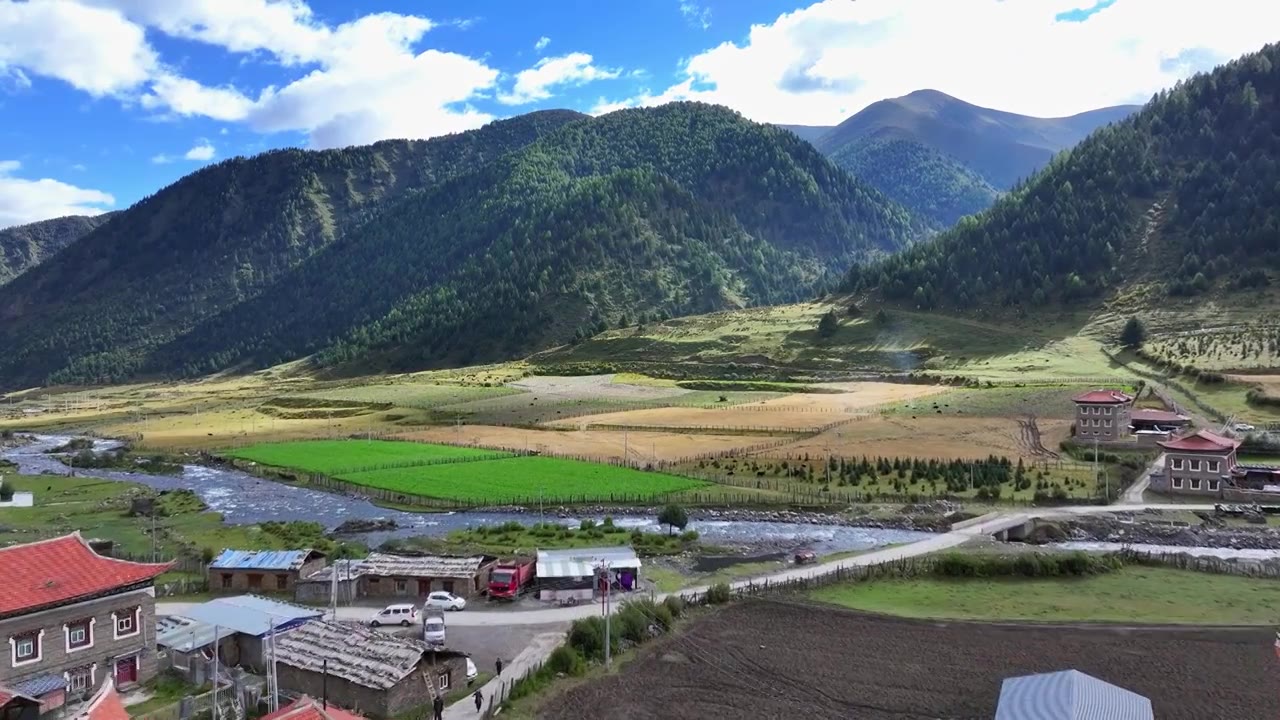 四川甘孜航拍贡嘎山乡上城子村田园风光视频素材