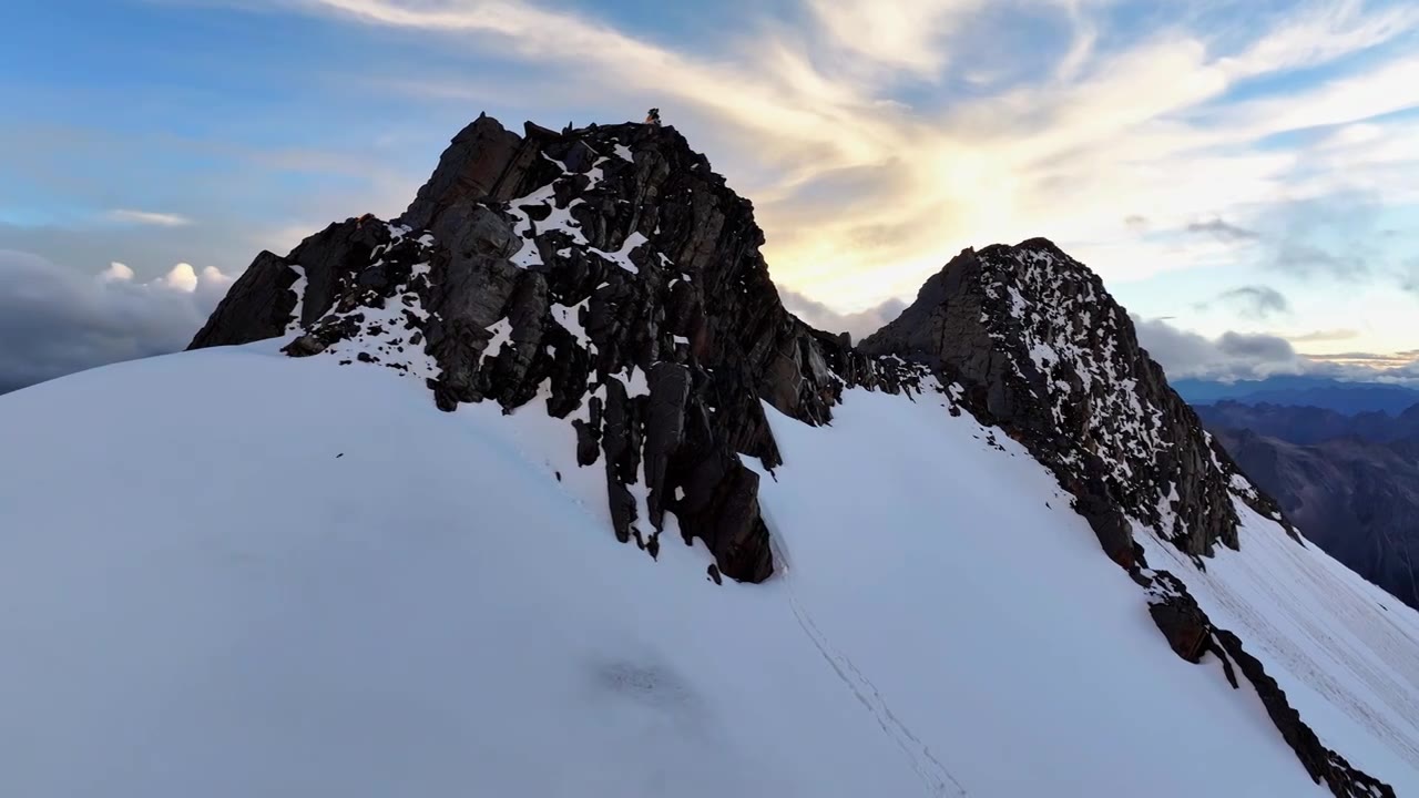 航拍川西贡嘎山卫峰乌库楚雪山风光视频素材