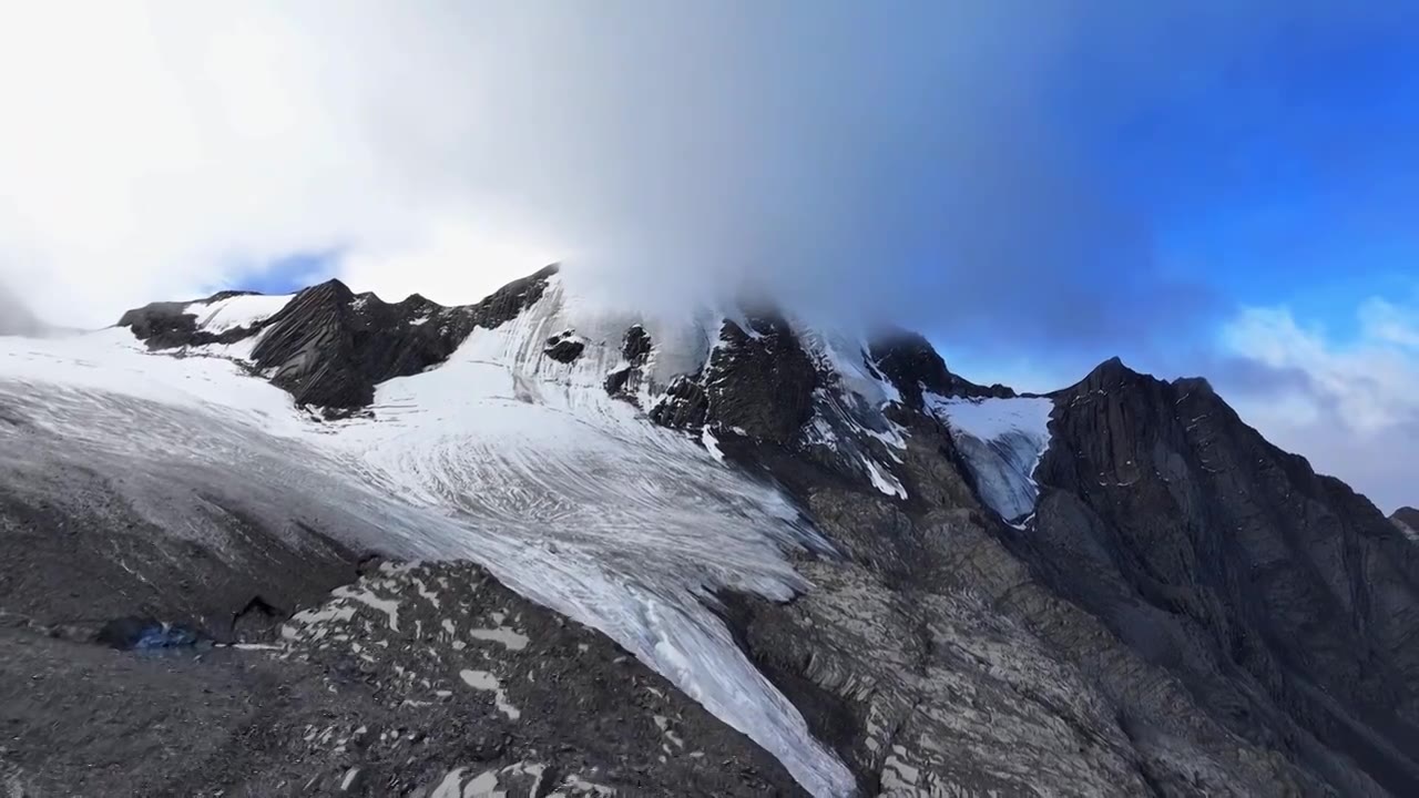 航拍川西云雾缭绕的贡嘎山卫峰乌库楚雪山视频素材