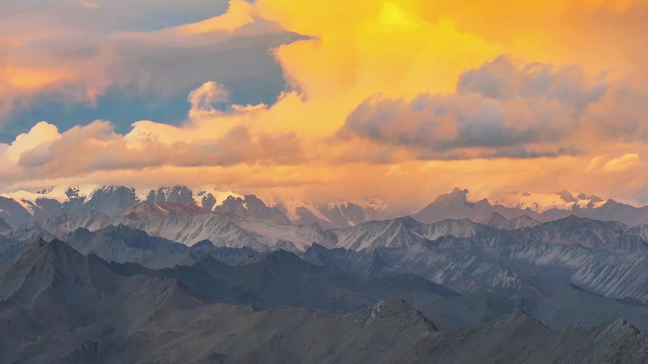 航拍川西蜀山之王贡嘎山群峰晚霞风光视频素材