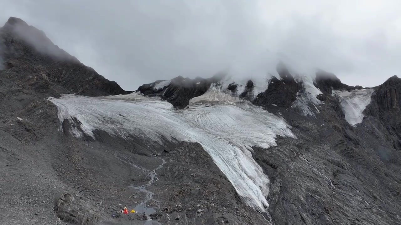 航拍四川甘孜上城子贡嘎山卫峰乌库楚雪山视频素材