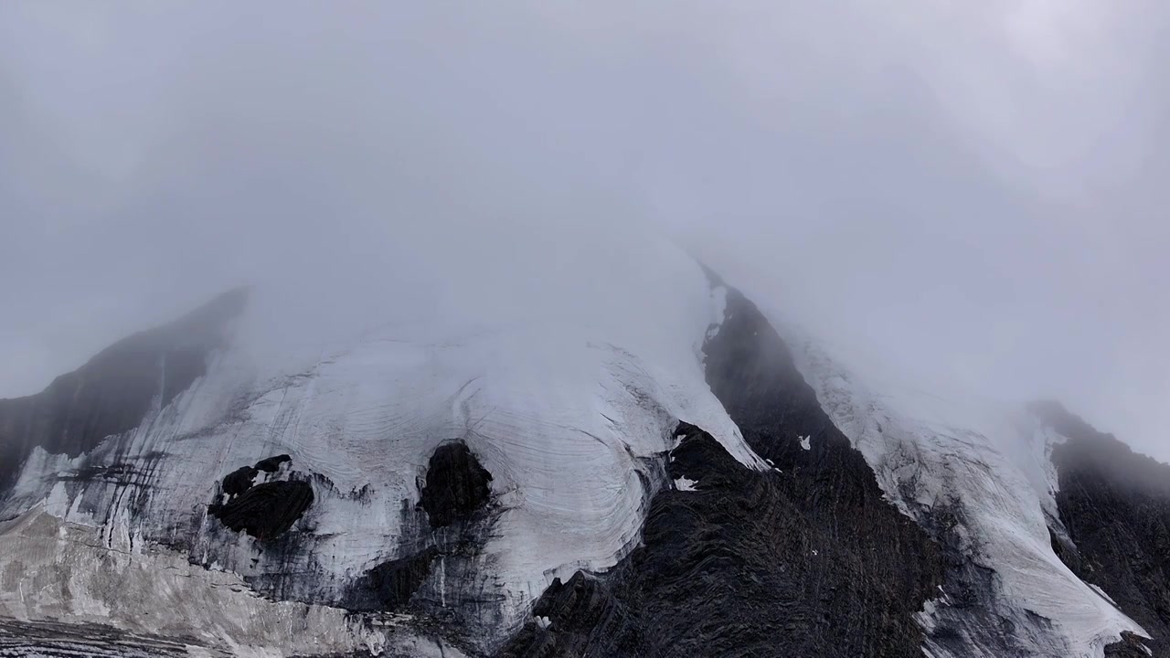 航拍四川甘孜上城子贡嘎山卫峰乌库楚雪山视频素材