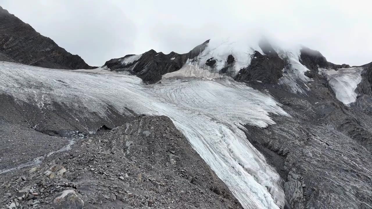 航拍四川甘孜上城子贡嘎山卫峰乌库楚雪山视频素材