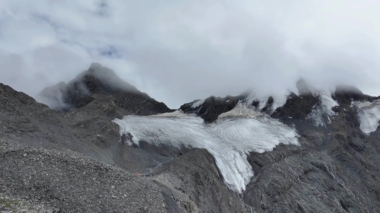 航拍四川甘孜上城子贡嘎山卫峰乌库楚雪山视频素材