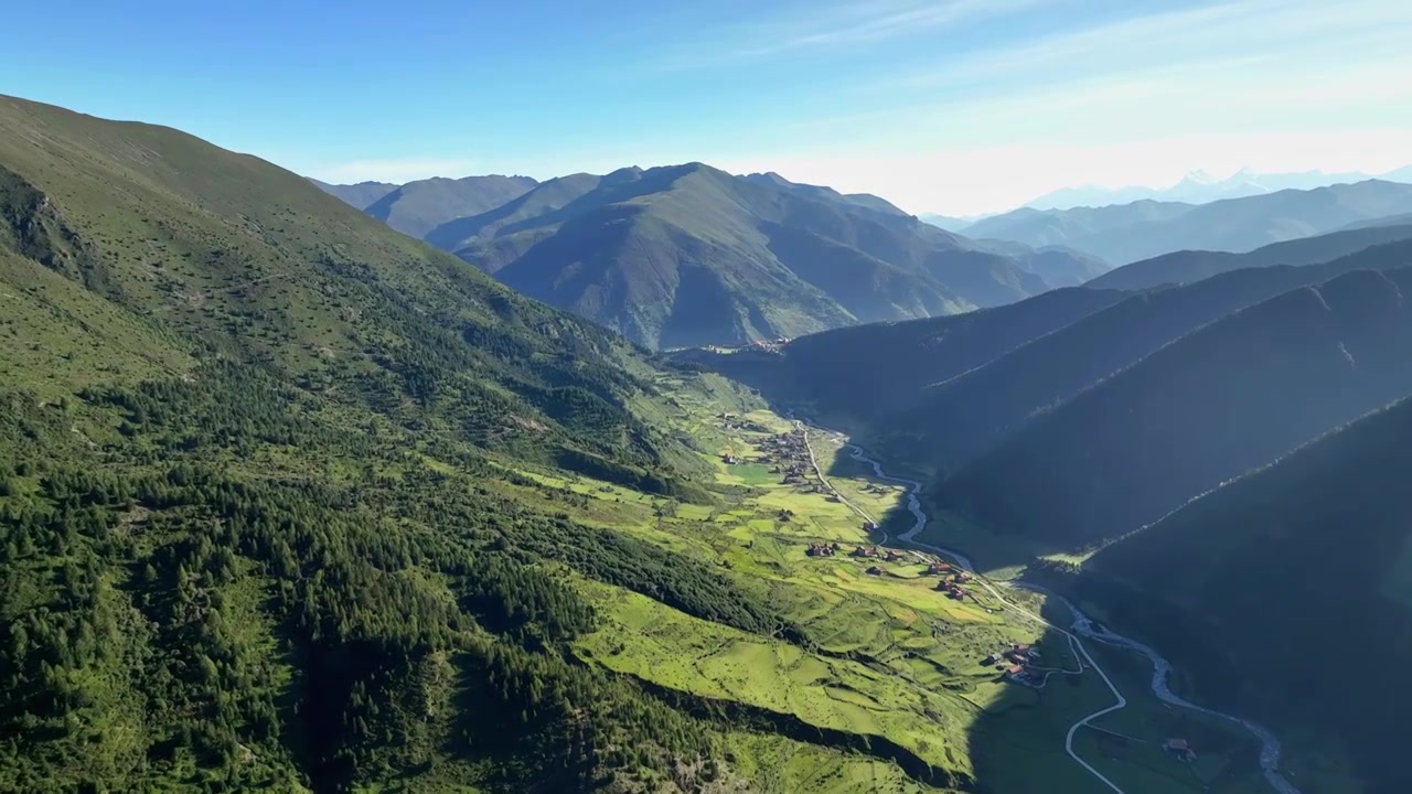 四川甘孜贡嘎雪山下的乌库沟田园风光视频素材