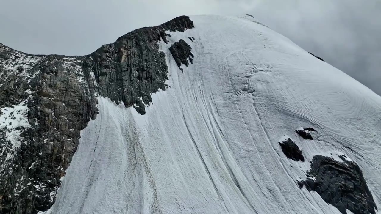 四川甘孜航拍横断山脉贡嘎山卫峰乌库楚雪山视频素材