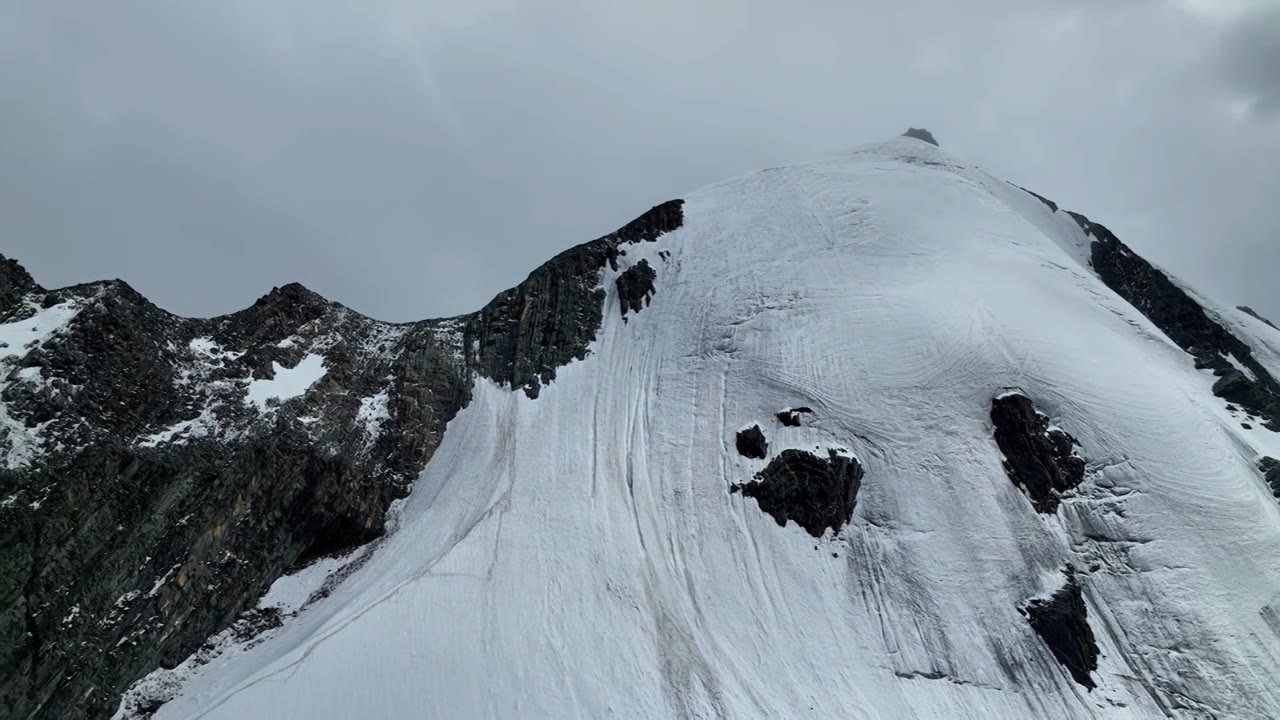 四川甘孜航拍横断山脉贡嘎山卫峰乌库楚雪山视频素材