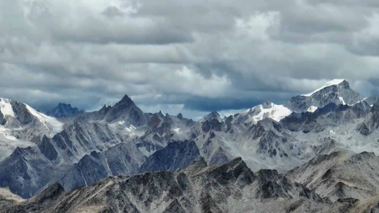 航拍四川甘孜理塘格聂山区雪山群峰视频素材