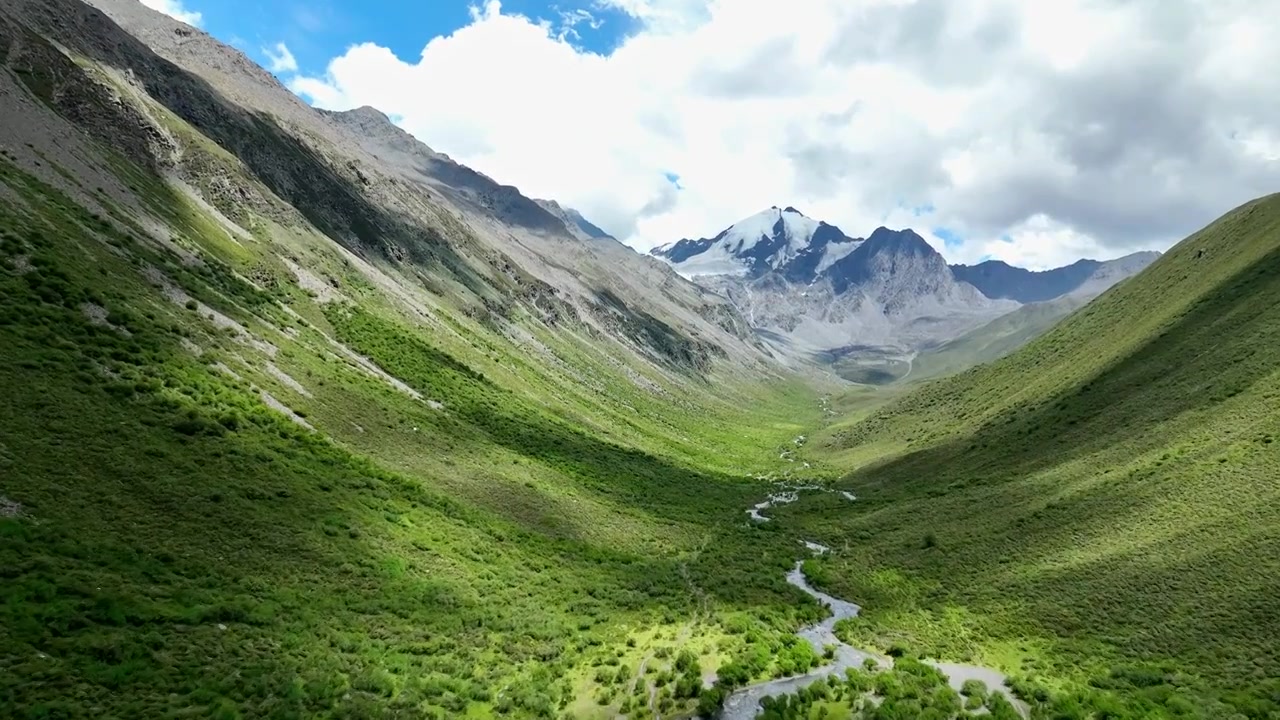 航拍川西横断山脉乌库楚雪山高山草甸风光视频素材