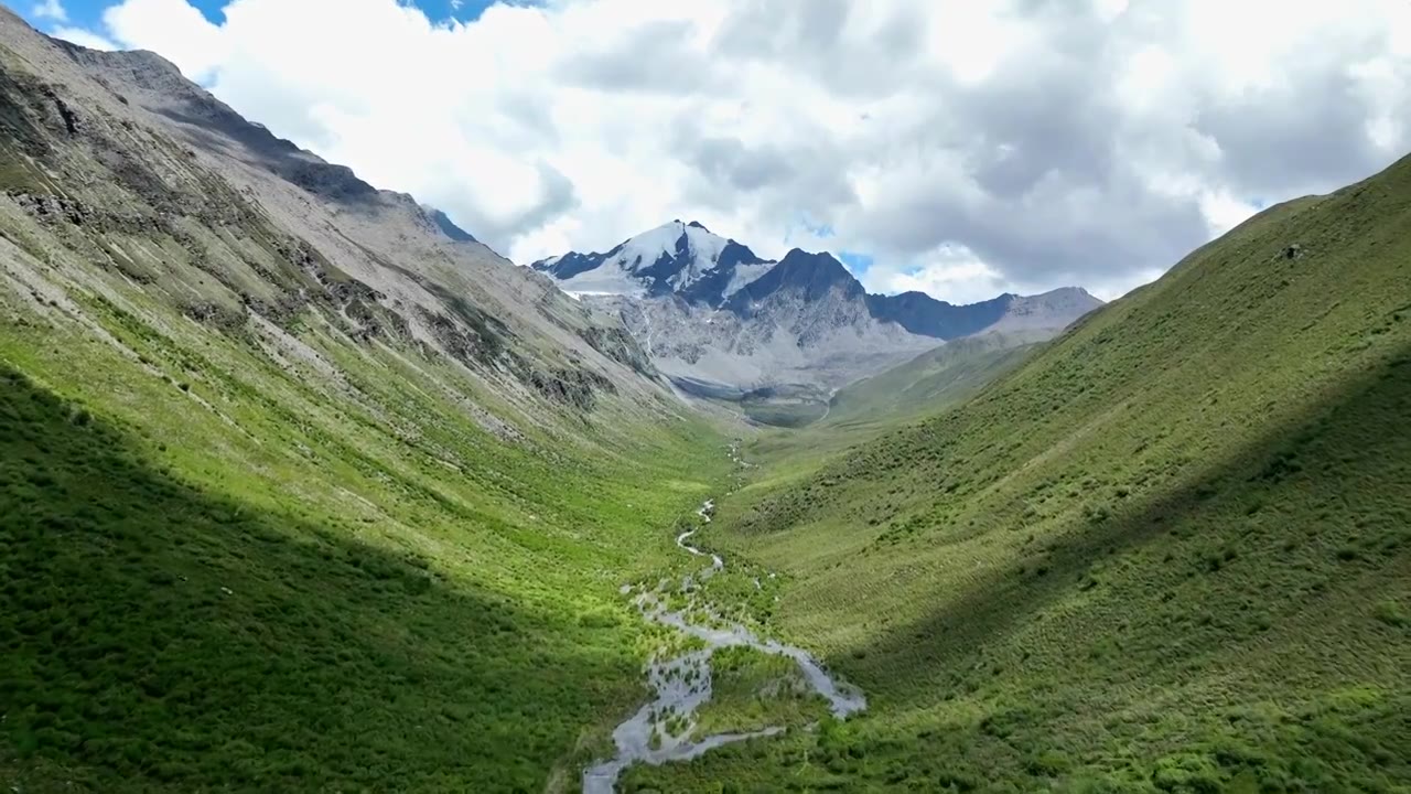 航拍川西横断山脉乌库楚雪山高山草甸风光视频素材