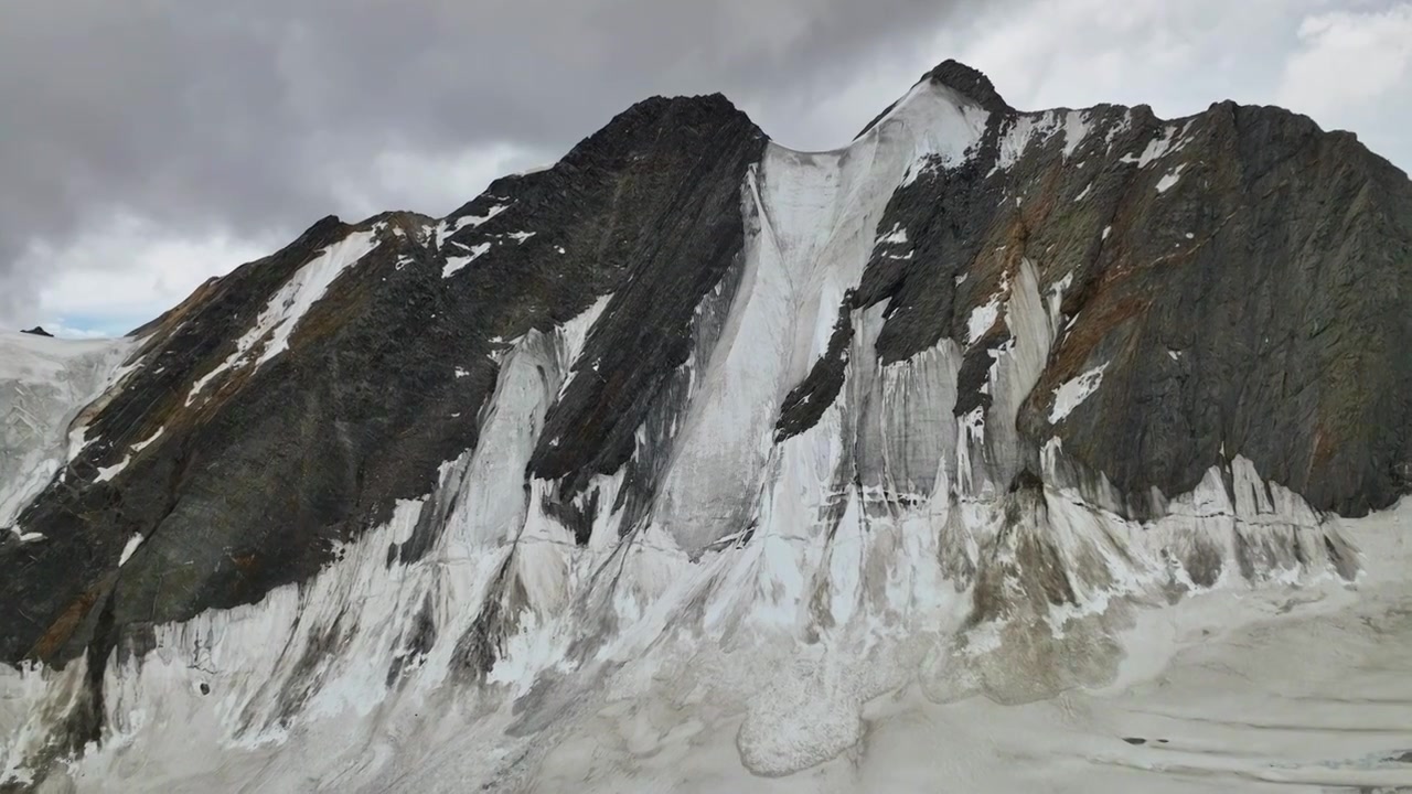 四川甘孜理塘航拍格聂山区阿萨贡格雪山风光视频素材