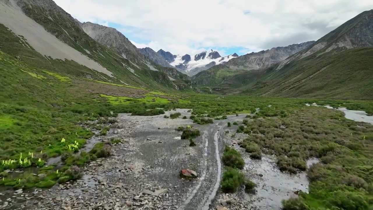 航拍四川甘孜理塘阿沙贡格雪山草原河流风光视频素材