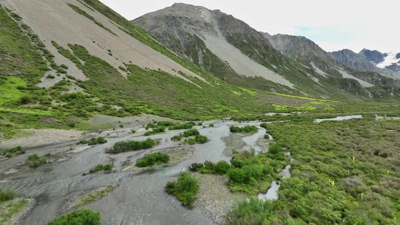 航拍四川甘孜理塘阿沙贡格雪山草原河流风光视频素材