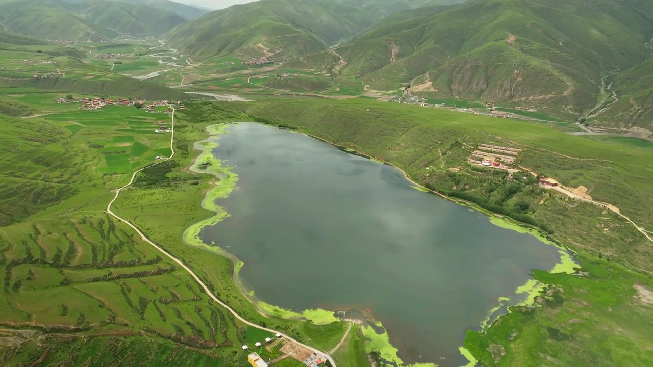 航拍四川甘孜炉霍卡萨湖高山草甸海子风光视频素材