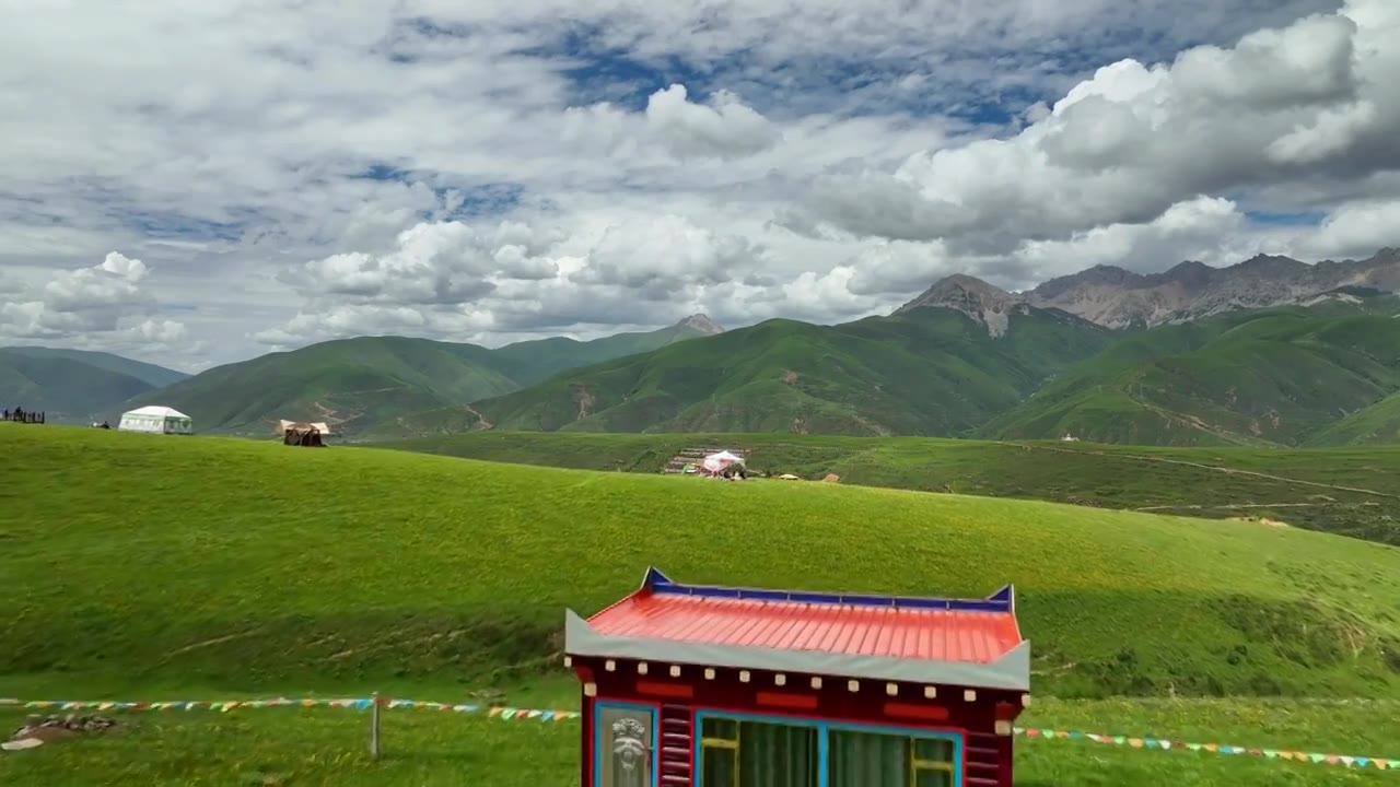 航拍四川甘孜炉霍卡萨湖高山草甸海子风光视频素材