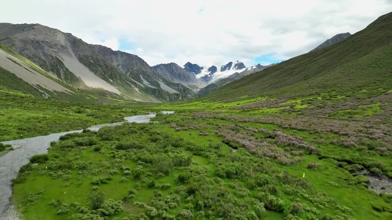 航拍四川甘孜理塘阿沙贡格雪山草原河流风光视频素材