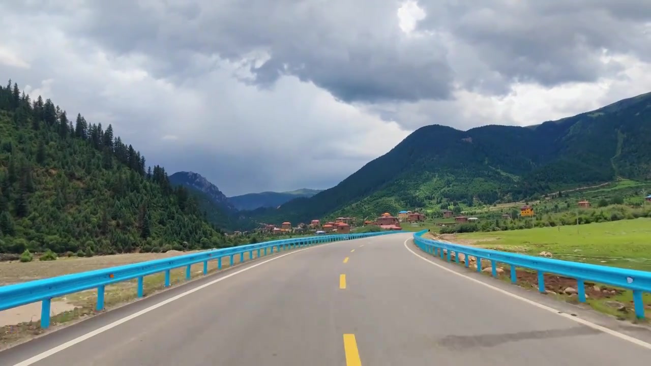 自驾游四川甘孜新龙县友谊乡公路草原村寨视频素材