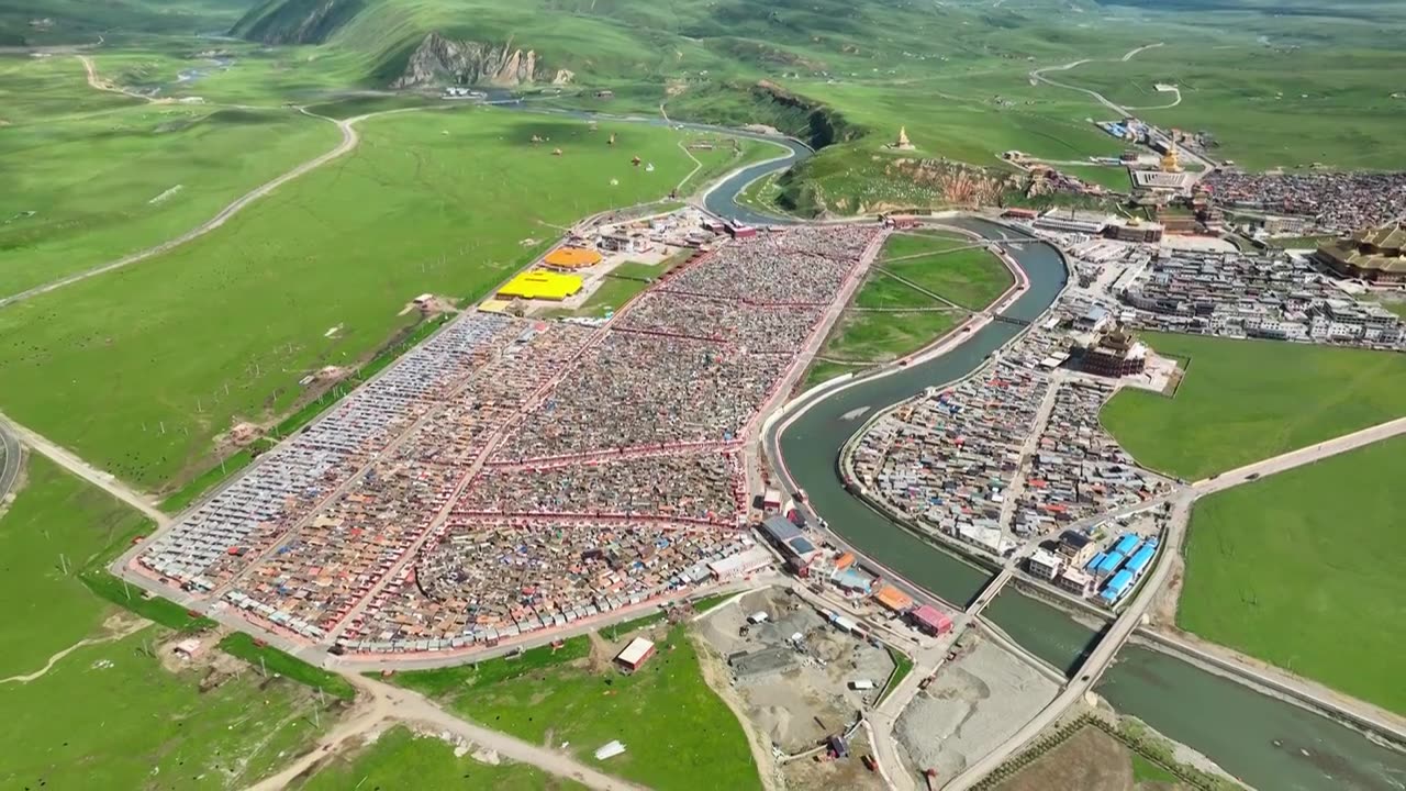 航拍四川甘孜白玉县亚青寺全景风光视频素材