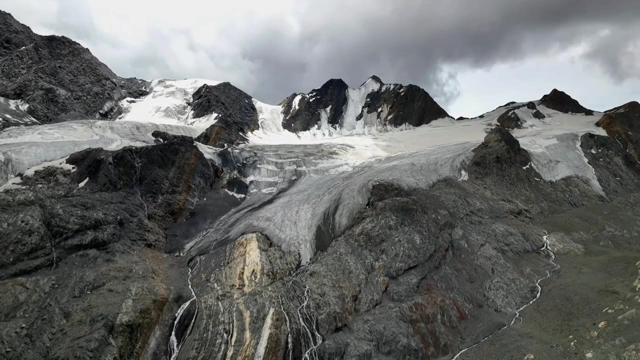 四川甘孜理塘航拍格聂山区阿萨贡格雪山风光视频素材