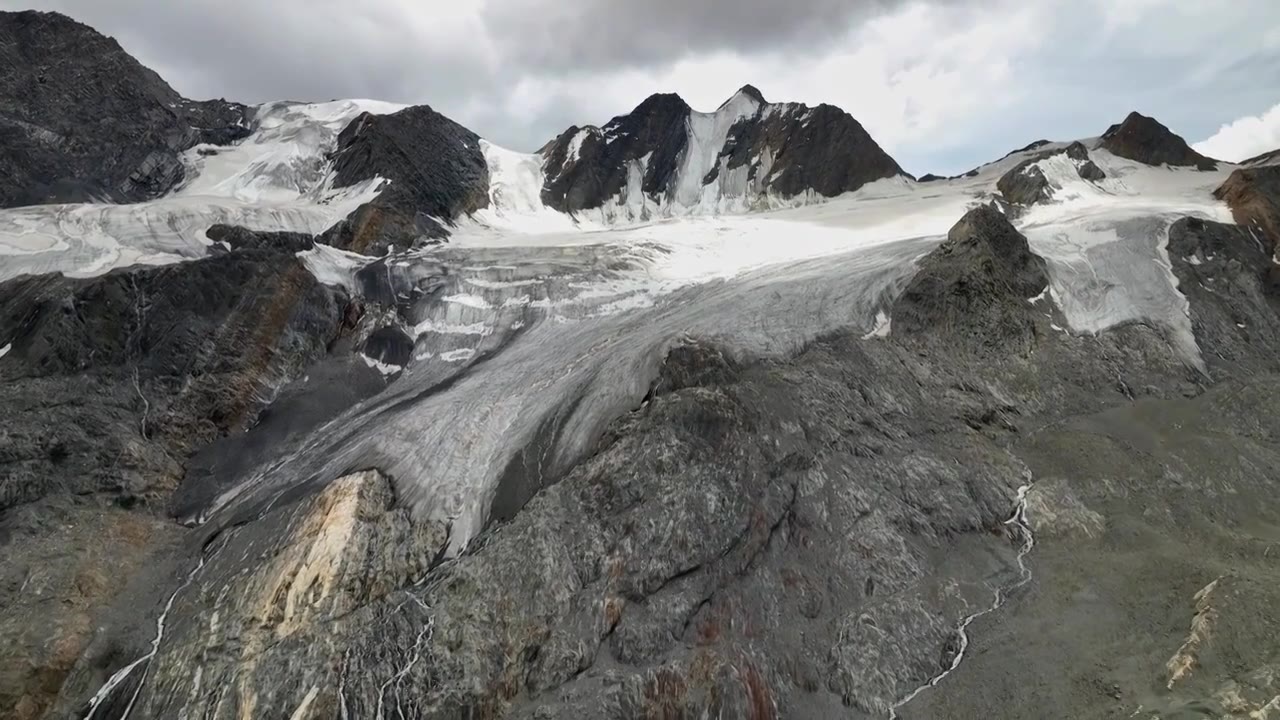 四川甘孜理塘航拍格聂山区阿萨贡格雪山风光视频素材