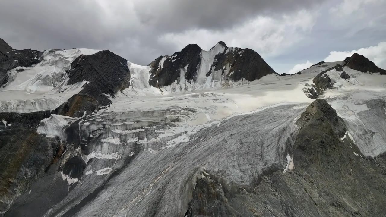 四川甘孜理塘航拍格聂山区阿萨贡格雪山风光视频素材