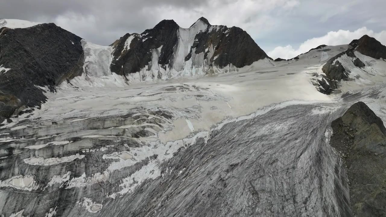 四川甘孜理塘航拍格聂山区阿萨贡格雪山风光视频素材