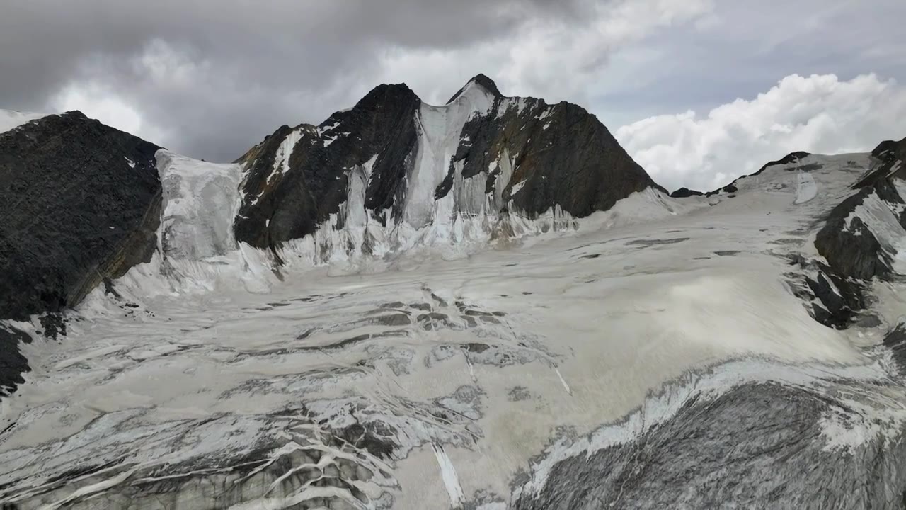 四川甘孜理塘航拍格聂山区阿萨贡格雪山风光视频素材