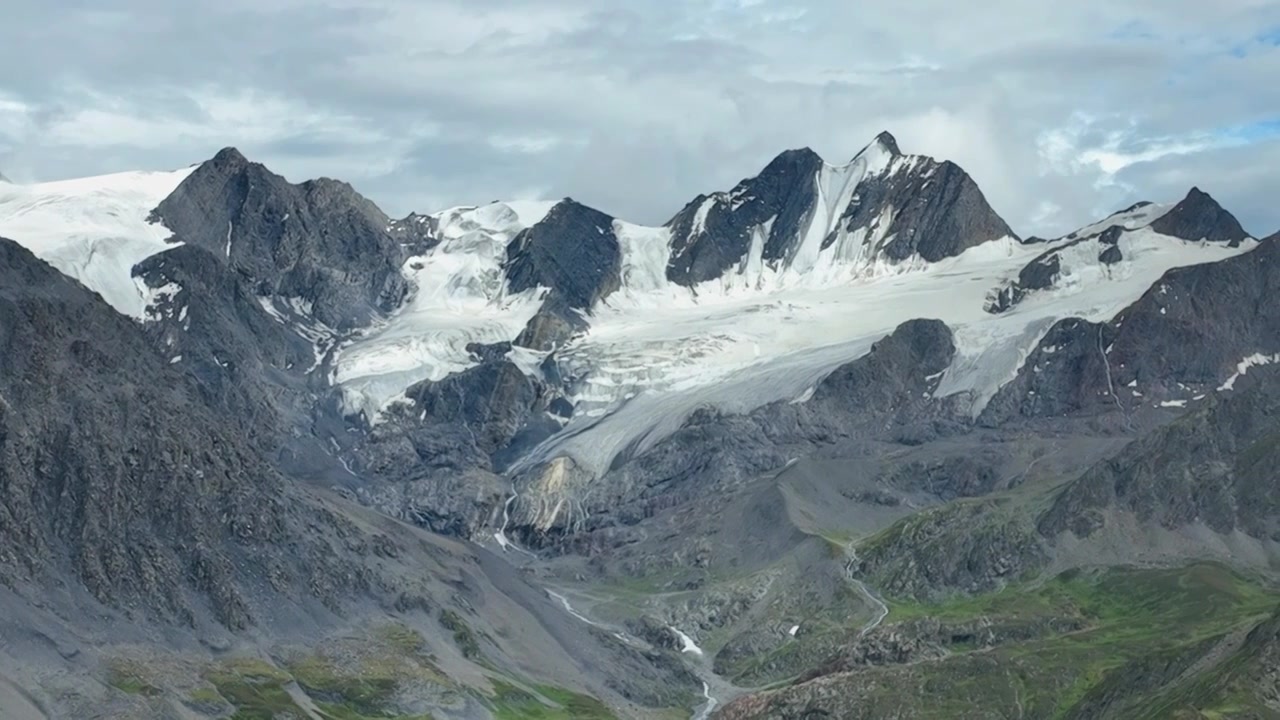 四川甘孜理塘航拍格聂山区阿萨贡格雪山风光视频素材