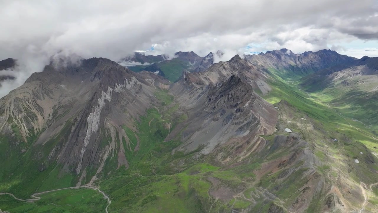 航拍四川阿坝小金大洼梁子垭口雪山草甸风光视频素材