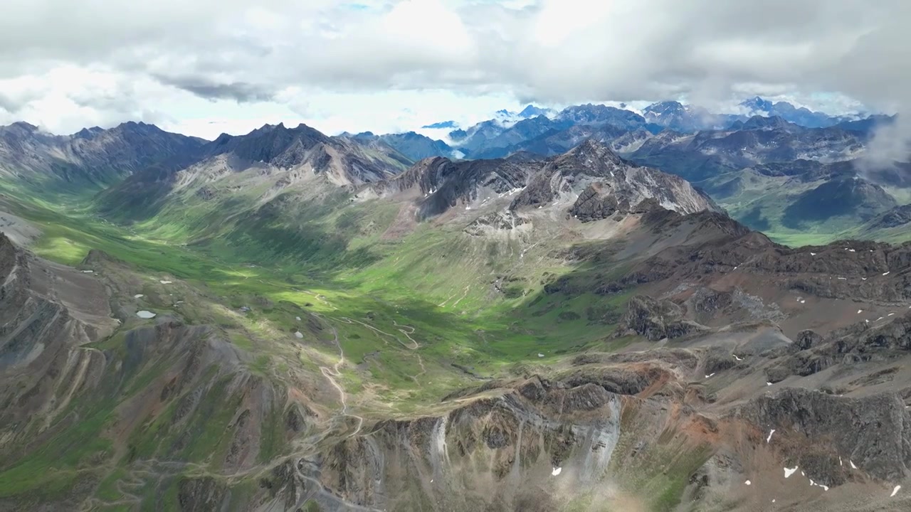 航拍四川阿坝小金大洼梁子垭口雪山草原牧场视频素材