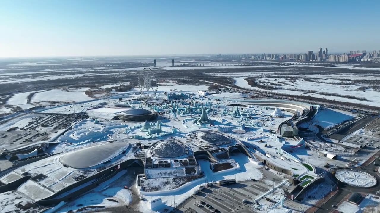 4K航拍地25届哈尔滨冰雪大世界开园前夕视频素材