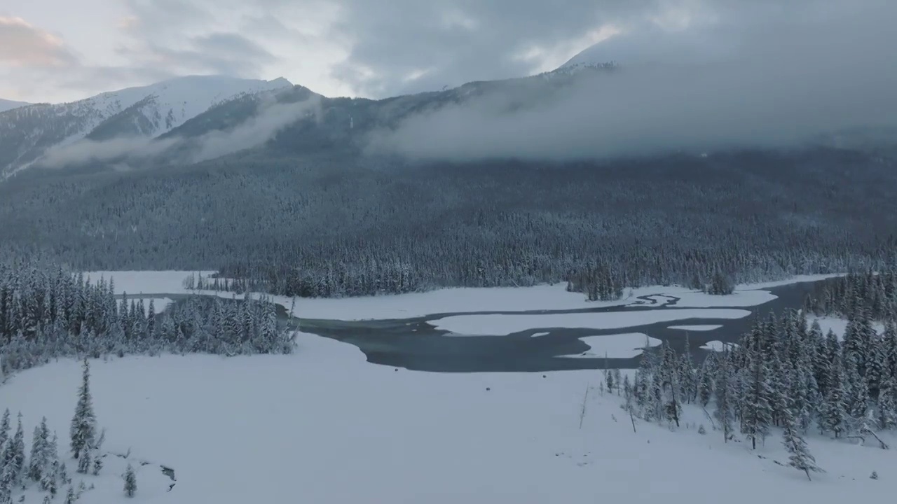 航拍新疆喀纳斯神仙湾雪景视频素材