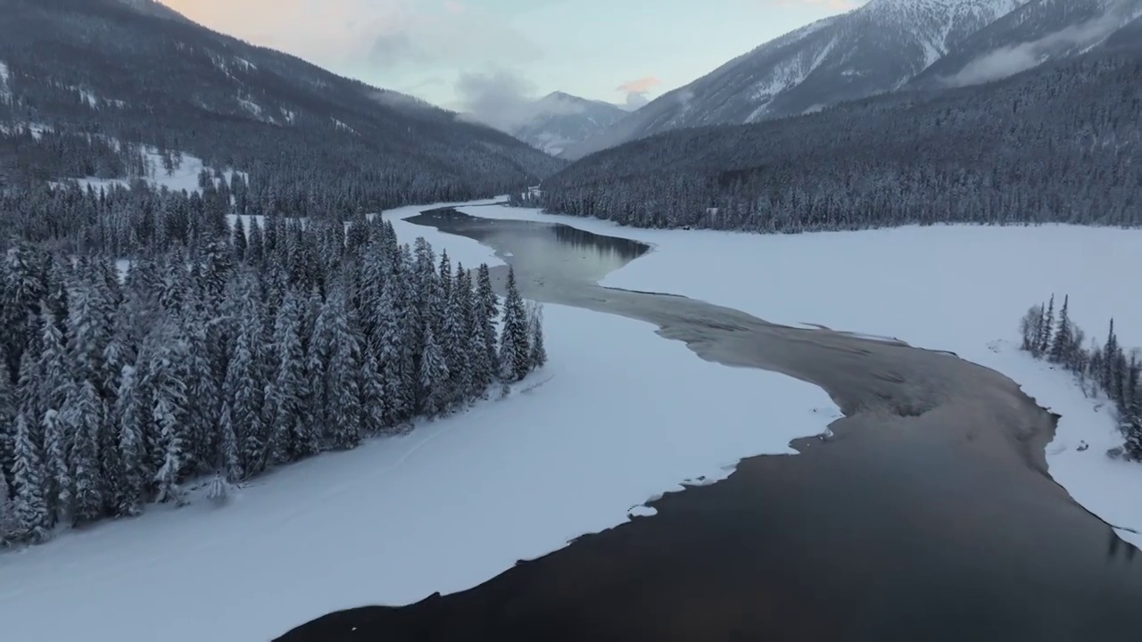 航拍新疆喀纳斯神仙湾雪景视频素材