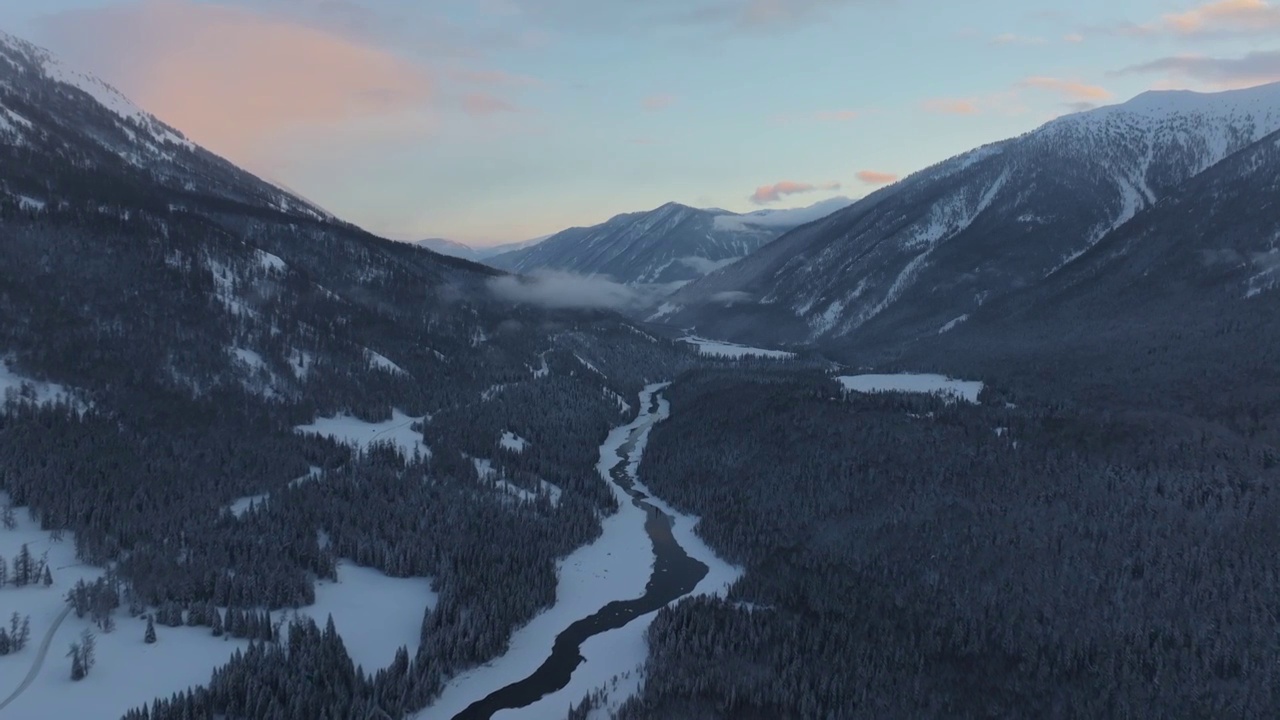 航拍黄昏的新疆喀纳斯河谷雪景视频素材