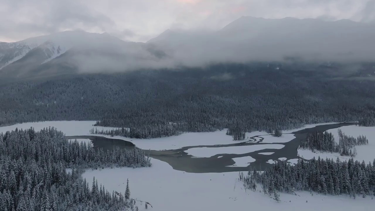 航拍新疆喀纳斯神仙湾雪景视频素材