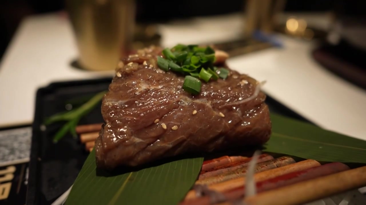 美食韩式烧烤烤肉牛排特写视频下载