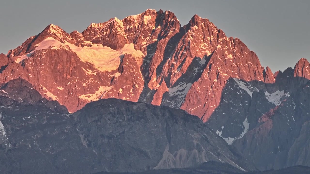 丽江玉龙雪山日照金山视频素材