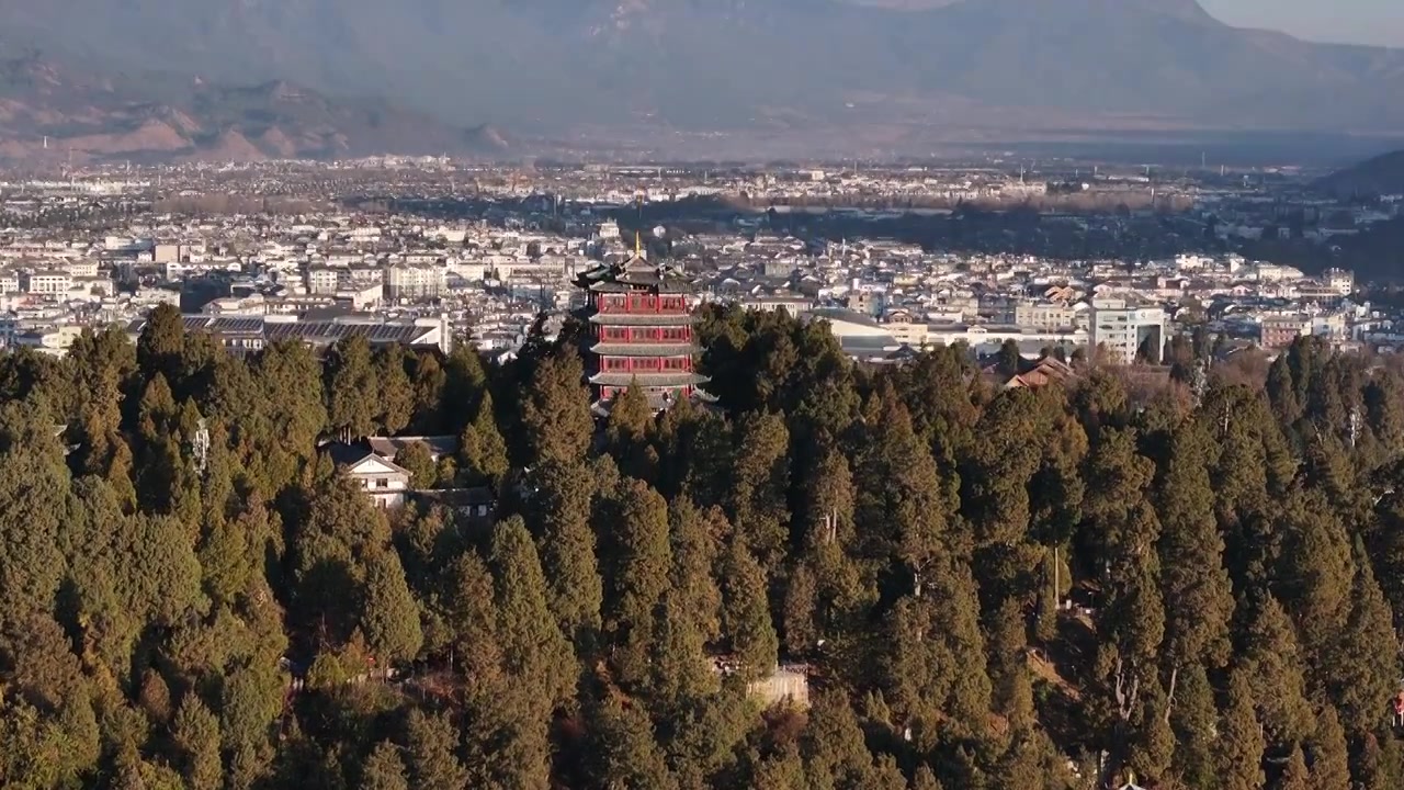 航拍云南丽江古城狮子山万古楼和玉龙雪山视频素材