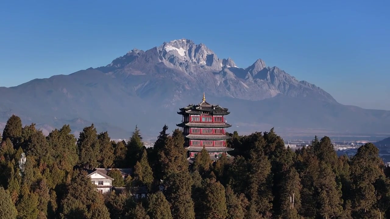 航拍云南丽江古城狮子山万古楼和玉龙雪山视频素材