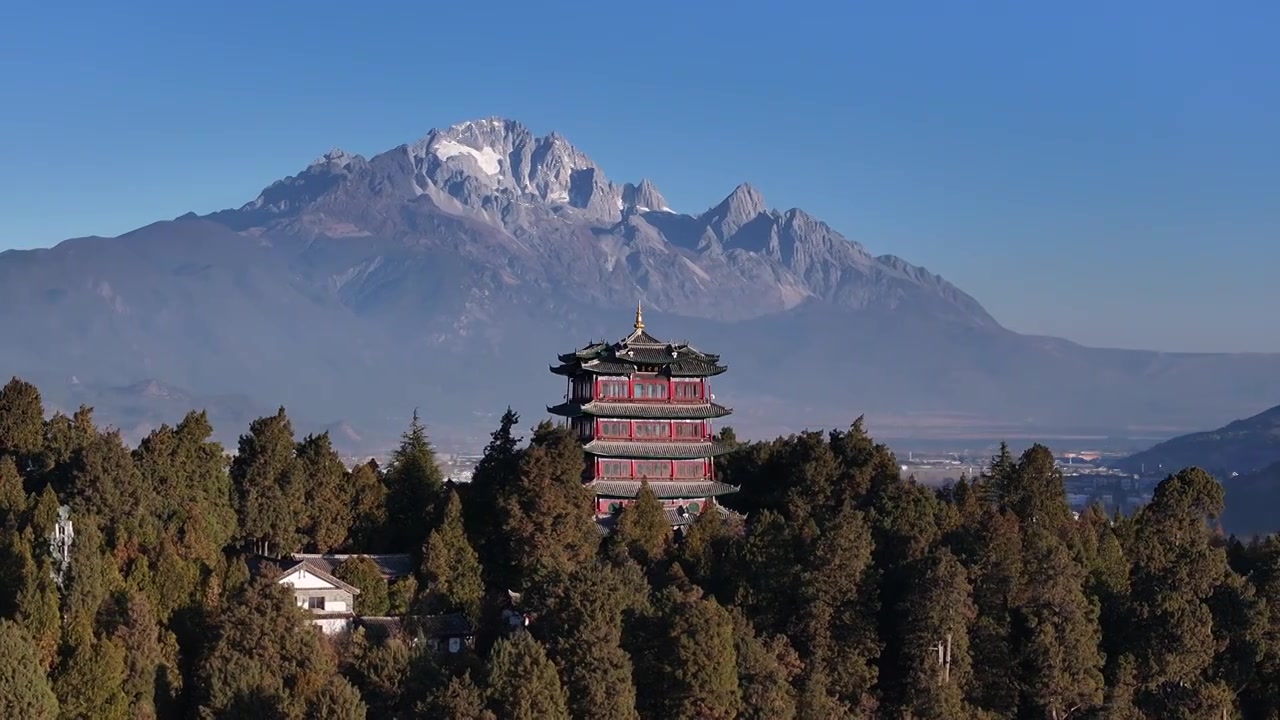 航拍云南丽江古城狮子山万古楼和玉龙雪山视频素材